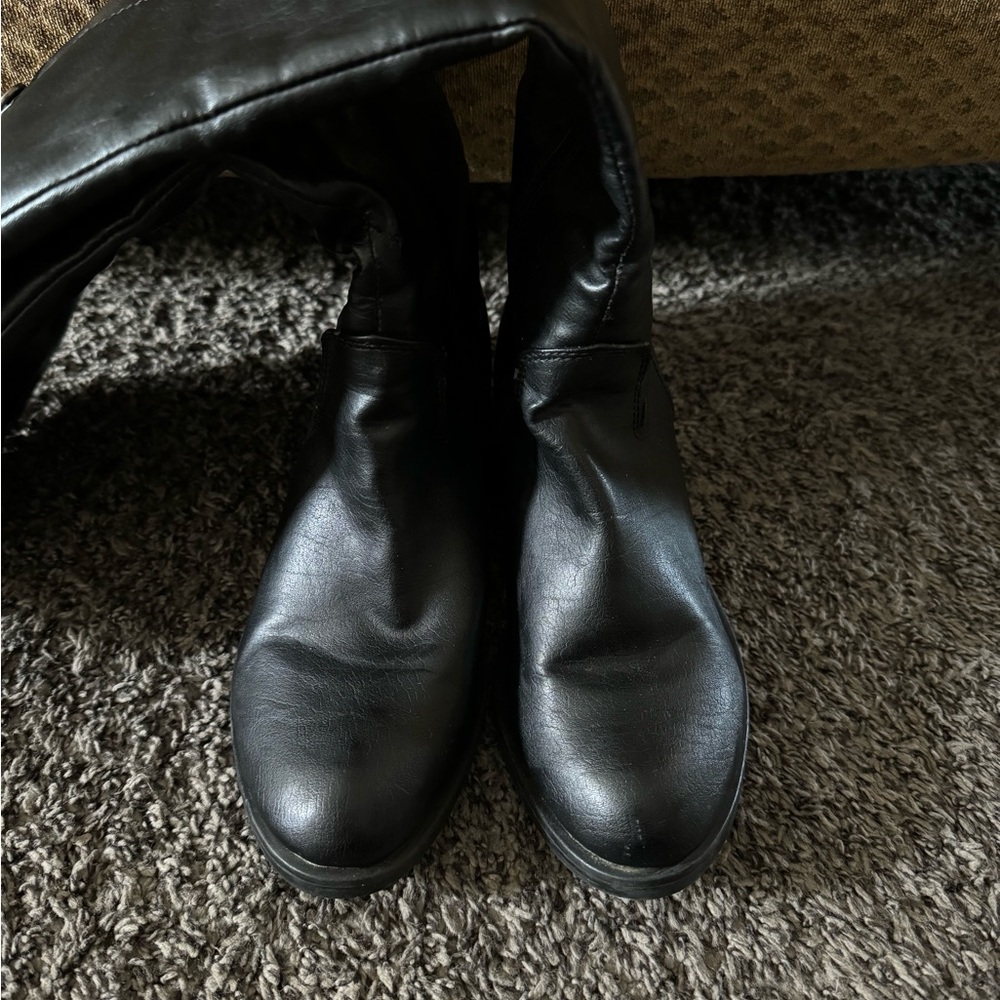 Black leather boots, in great condition. Very roomy and comfortable.